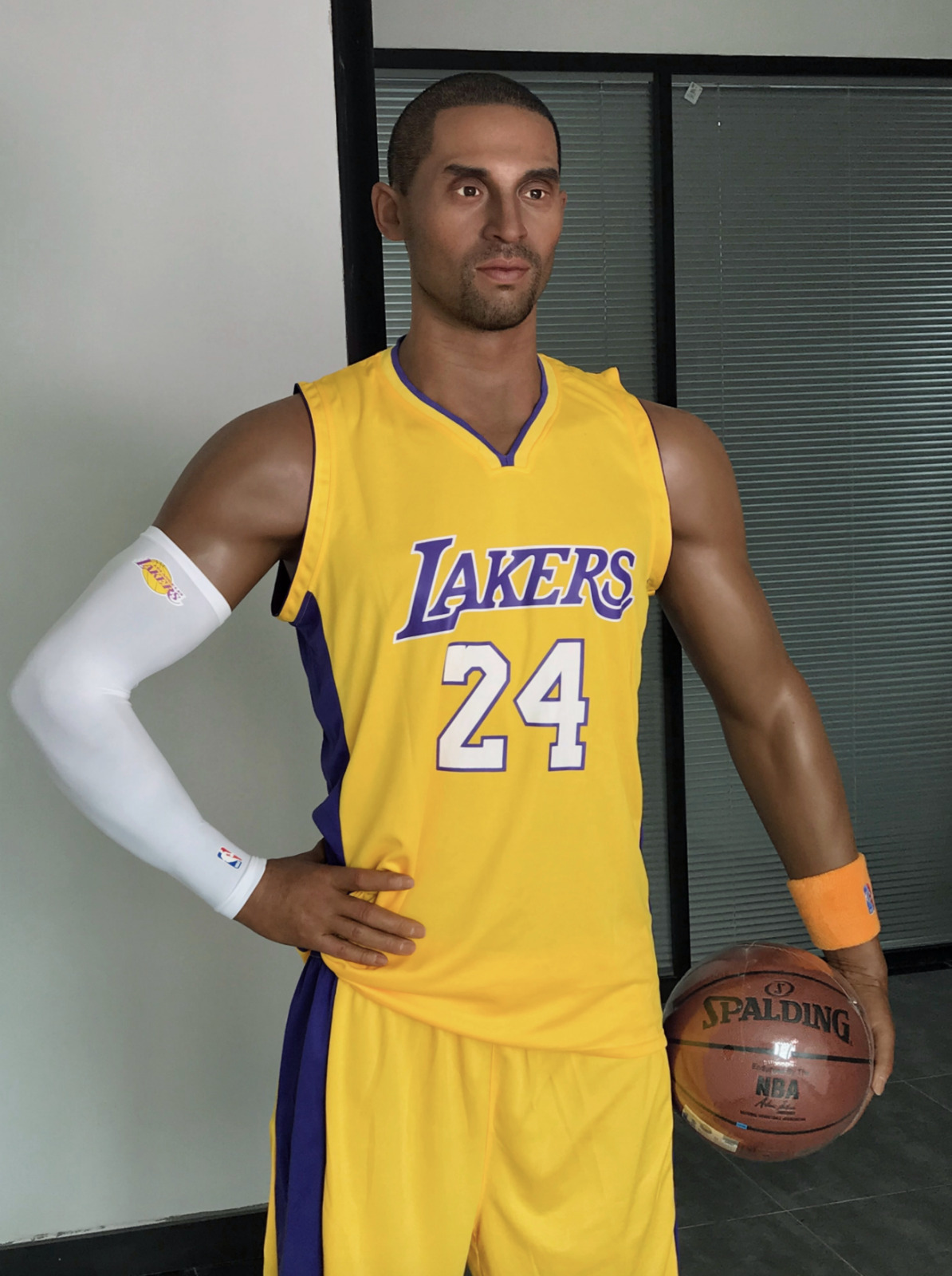 Life Size Kobe Bryant Lakers Posing Wax Statue Movie Star Prop Display Style 1:1