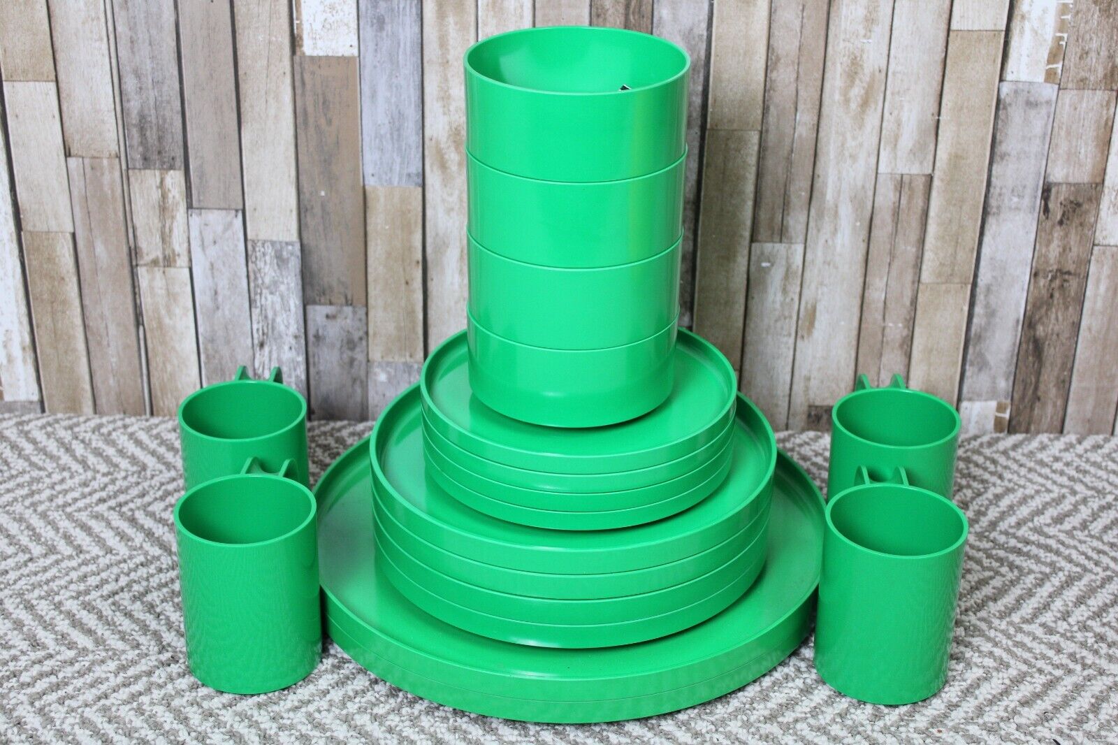1960s-70s Heller Massimo Vignelli Green Kitchenware Set (Plates/Bowls/Cups)