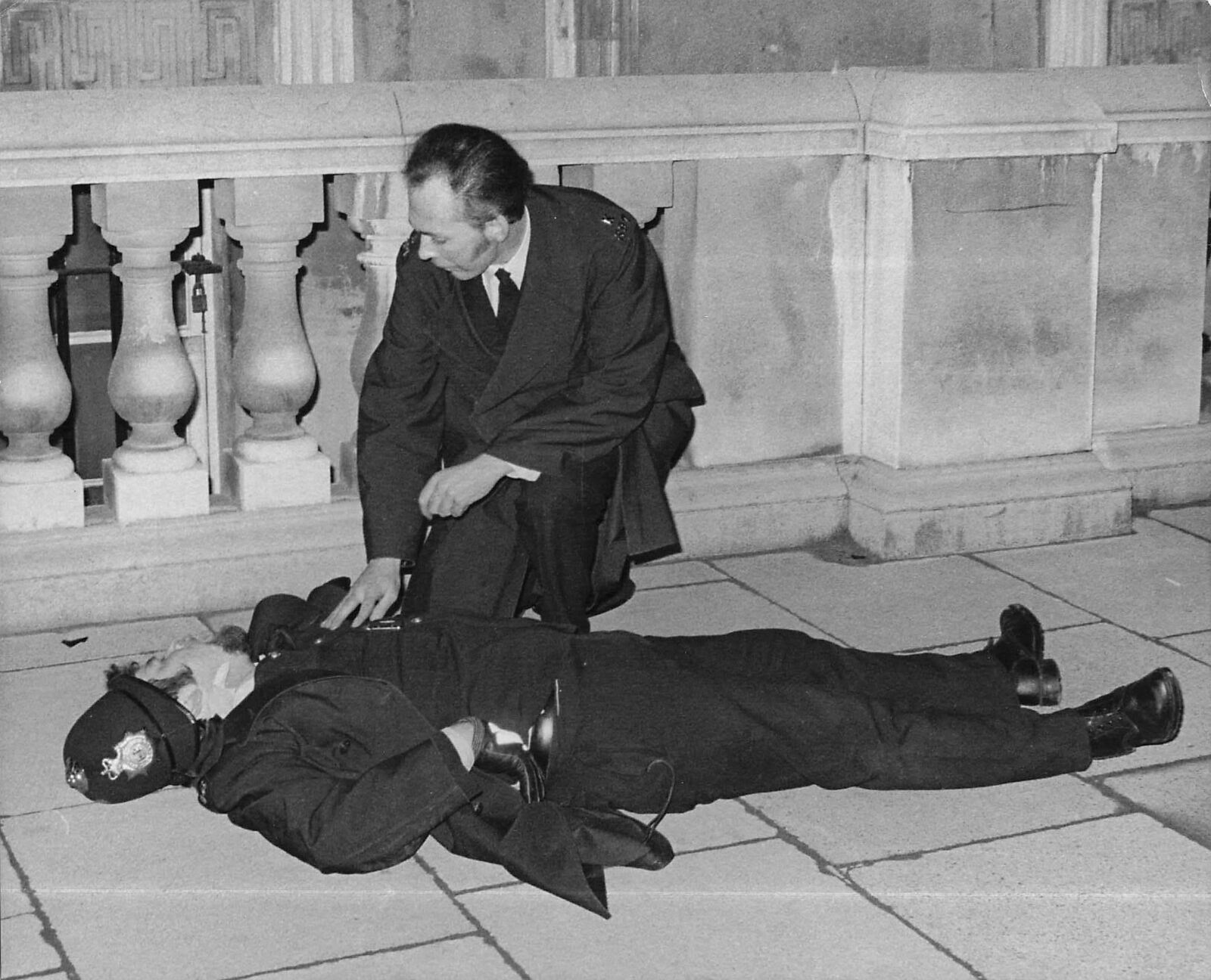 1972 Press Photo Policeman Injured Laying Down Whitehall Londonberry riots kg