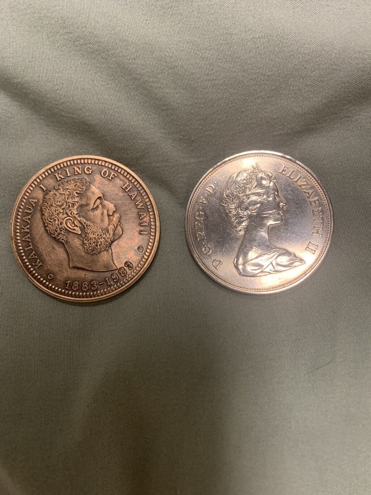 Sun And Moon Coin Set . King Of Hawaiian Bronze / A Queen Elizabeth Bronze Coin