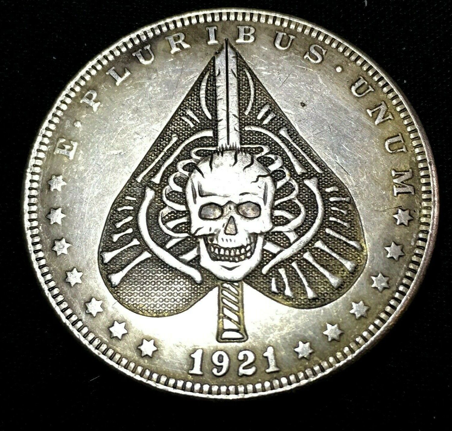 Ace of Spades Skull 💀 Novelty Good Luck Heads Tails Challenge Coin NEW