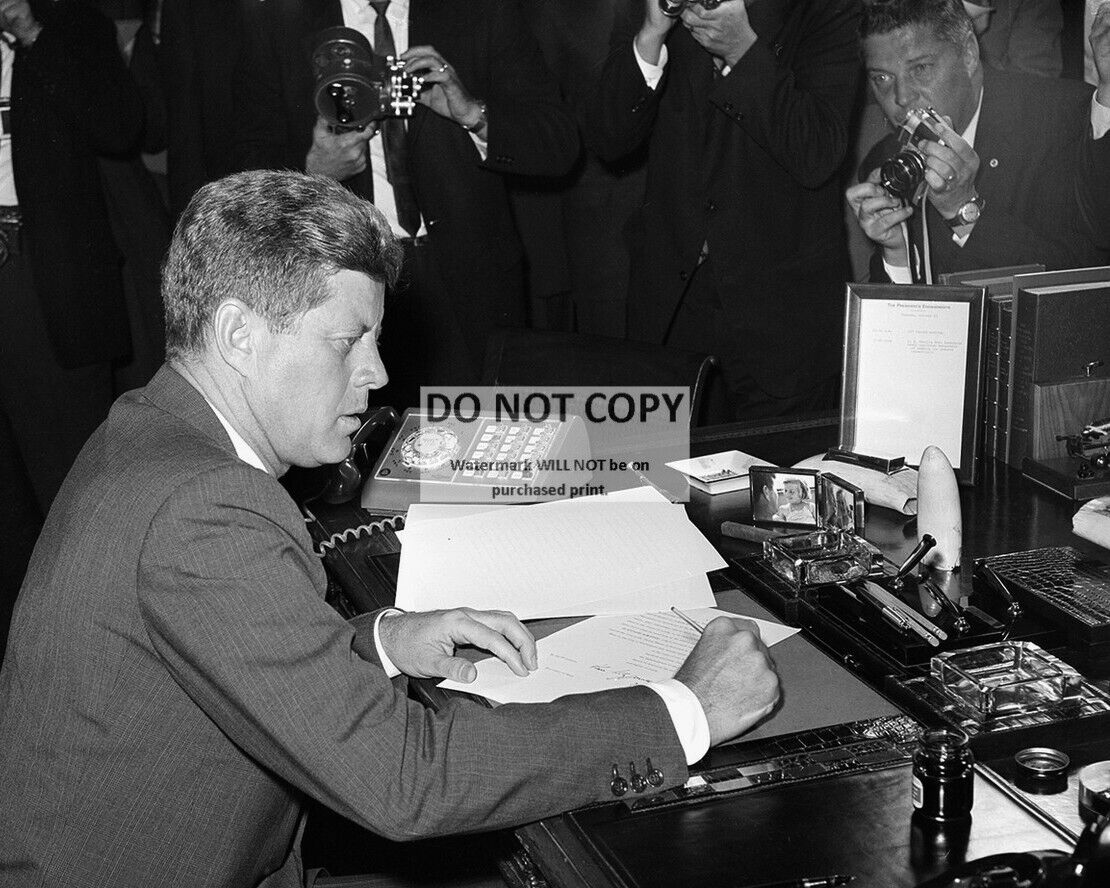 JOHN F KENNEDY SIGNS PROCLAMATION DURING CUBAN MISSILE CRISIS 8X10 PHOTO (BT459)