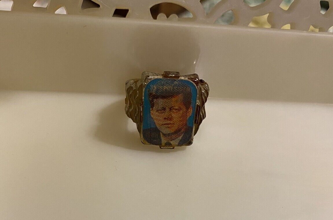 Vintage John F Kennedy JFK Plastic Flicker Ring Two Images ROBBINS CO Lenticular