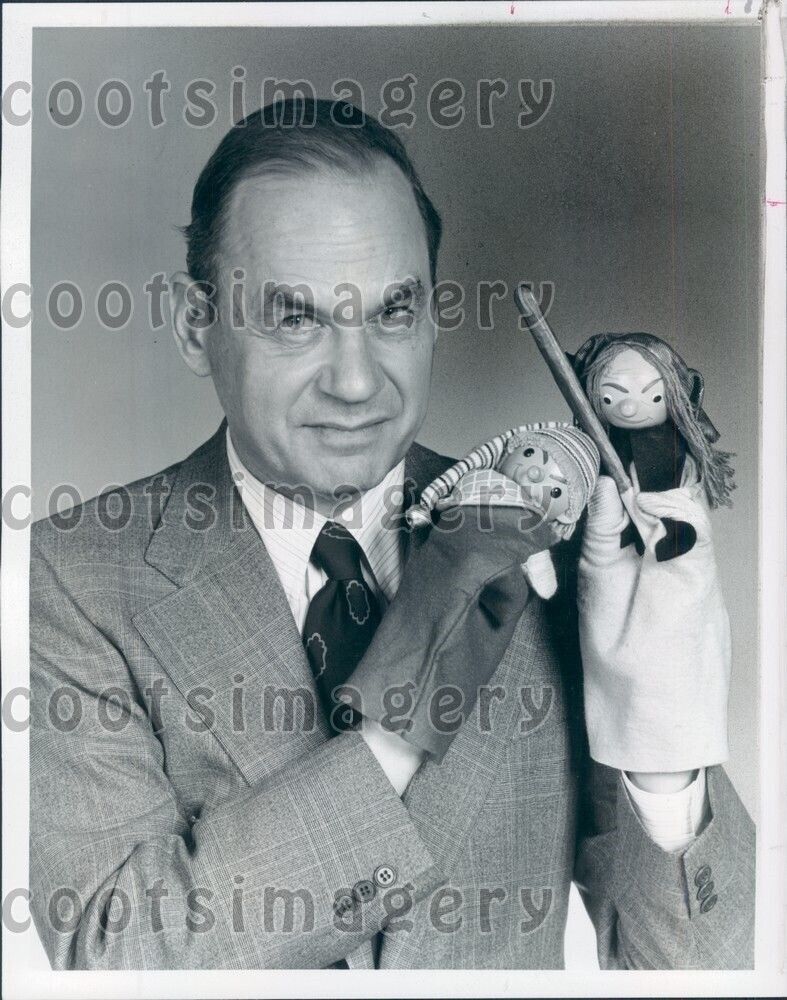 1976 TV News Correspondent Edwin Newman With Hand Puppets Press Photo