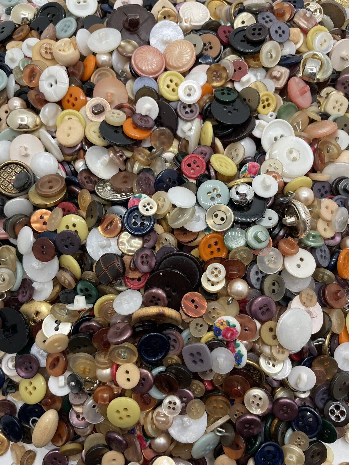 Buttons Lot 300 Mixed Assorted Different Sizes Vintage And New
