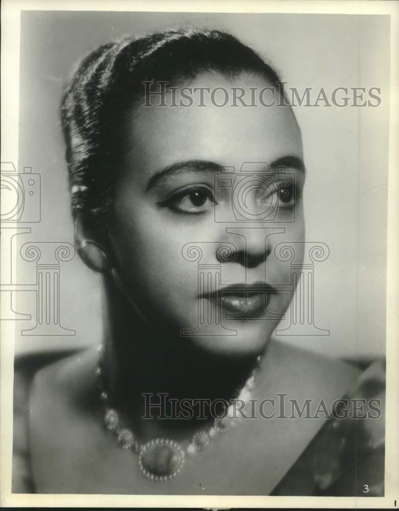 1965 Press Photo Portrait of soprano Adele Addison - lrx09029