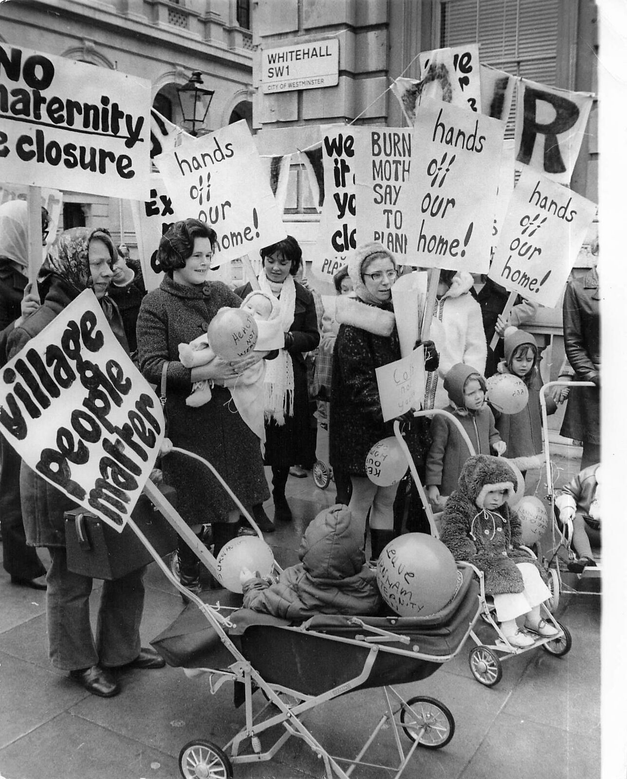 1972 Press Photo Mothers, kids Protest Maternity Hospital Closure Downey Street