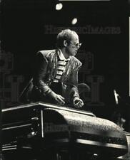 1976 Press Photo Singer Elton John during his rock show - lrp43708 picture