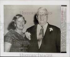 1955 Press Photo Usher Burdick and bride-to-be Edna Sierson pose in Washington. picture