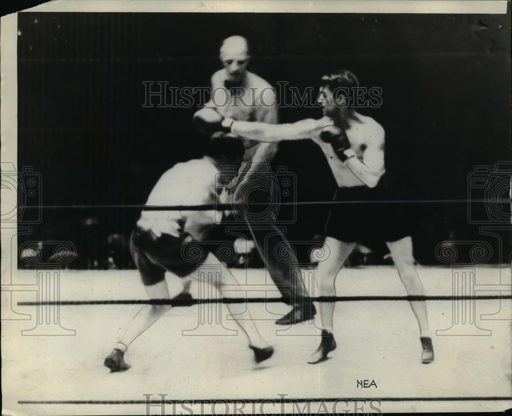 1928 Press Photo Mandell versus McLarnin in boxing match - net04447 1928 Press Photo Mandell versus McLarnin in boxing match - net04447