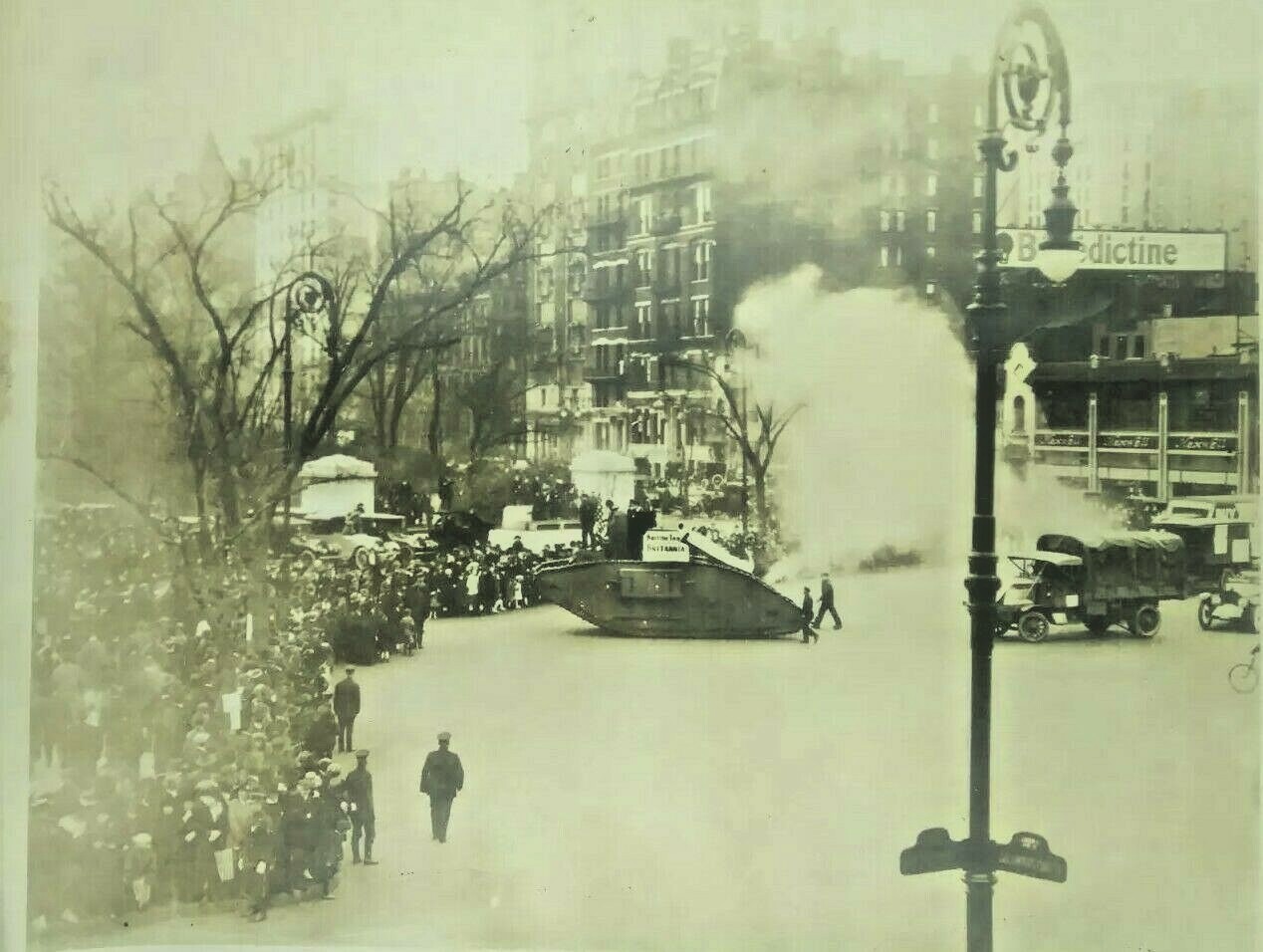 WWI Tank invades New York 1918 large + interesting photo British Tank at C. Park WWI Tank invades New York 1918 large + interesting photo British Tank at C. Park