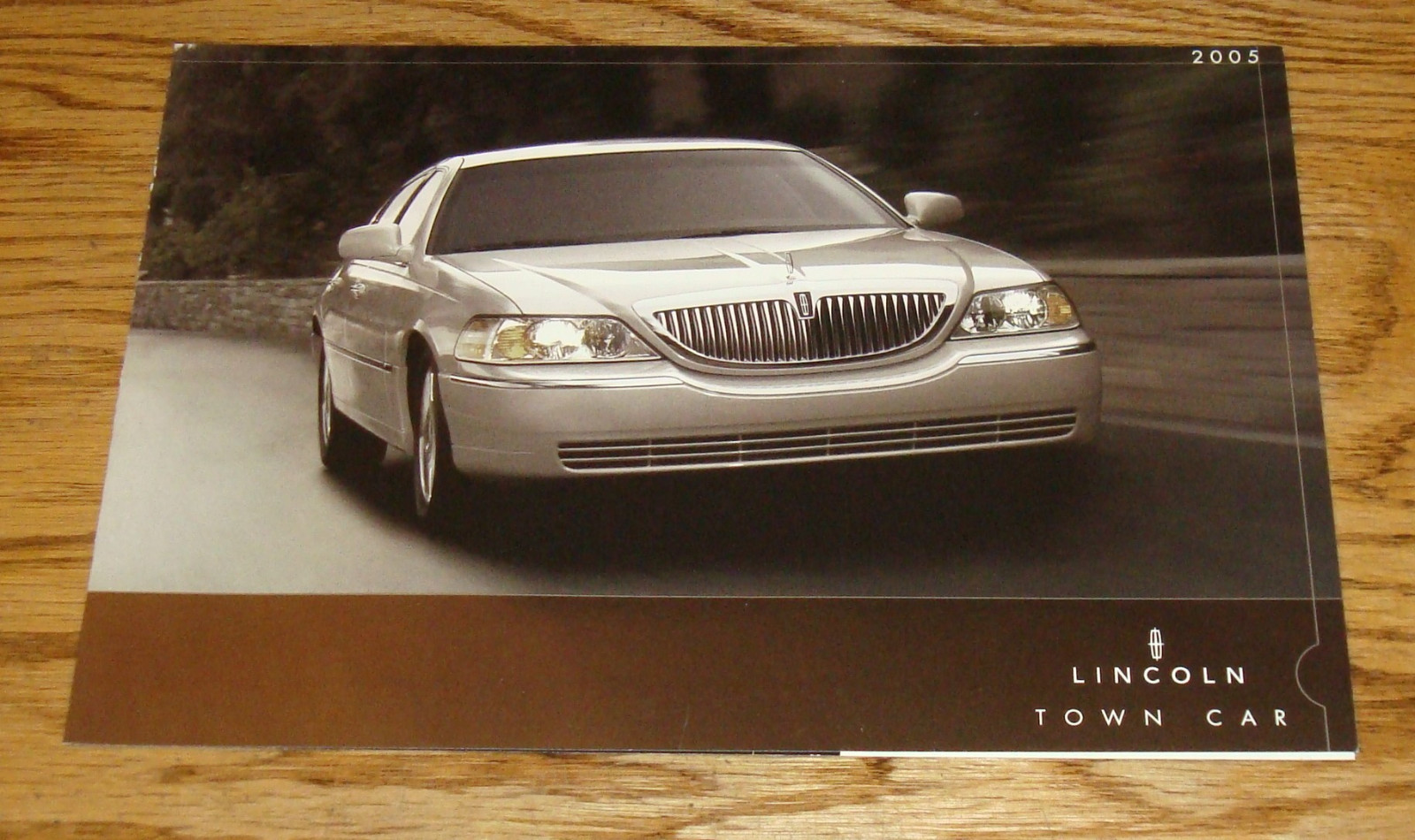 Original 2005 Lincoln Town Car Sales Brochure Folder 05 Original 2005 Lincoln Town Car Sales Brochure Folder 05