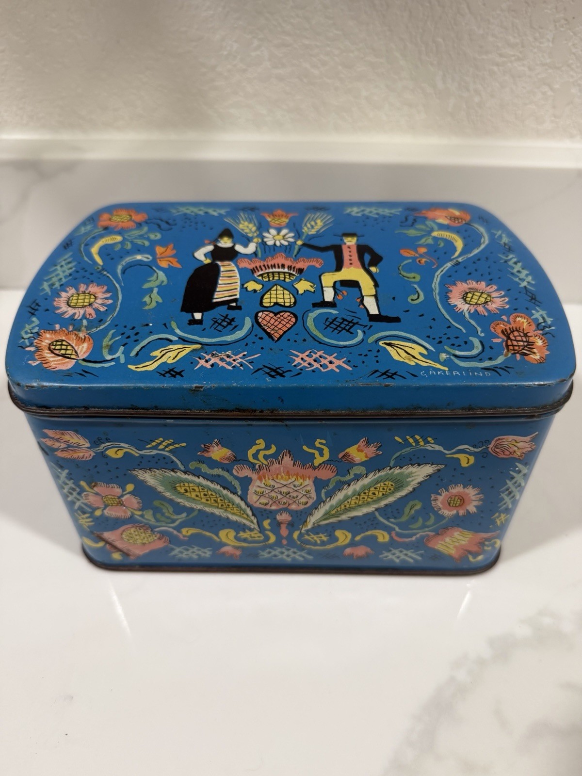 Vintage 1950s Swedish Nilsjohan “Kullan” Tin – Gunnar Åkerlind Design Vintage 1950s Swedish Nilsjohan “Kullan” Tin – Gunnar Åkerlind Design