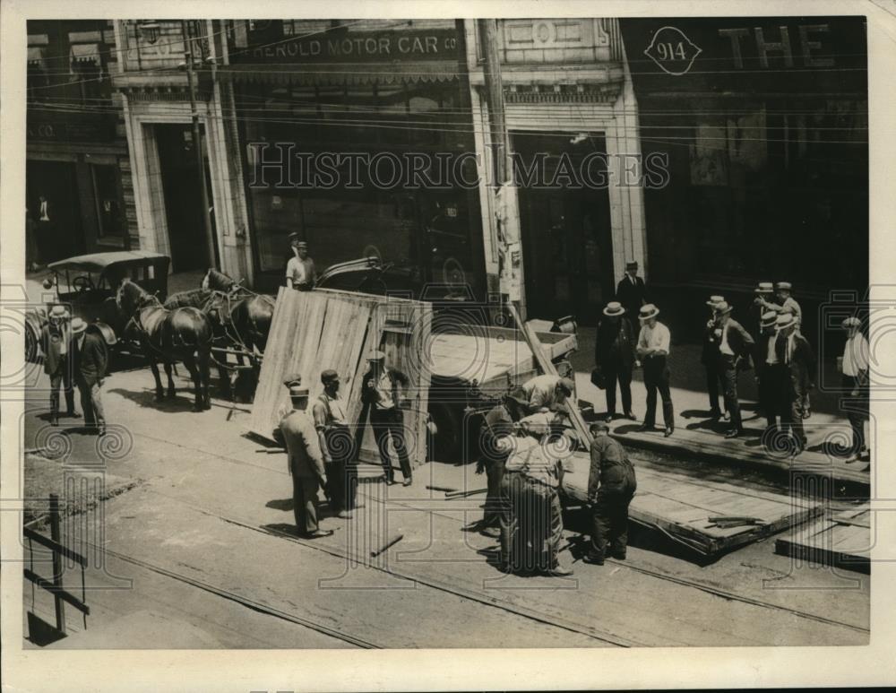 1923 Press Photo $6,000 Worth Plate Glass Destroyed Wreck Cincinnati 1923 Press Photo $6,000 Worth Plate Glass Destroyed Wreck Cincinnati
