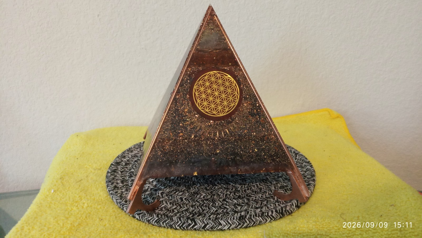 LARGE HEALING PYRAMID. 140 mm (base side) x 160 mm (height). WEIGHT: 1017 grams. LARGE HEALING PYRAMID. 140 mm (base side) x 160 mm (height). WEIGHT: 1017 grams.
