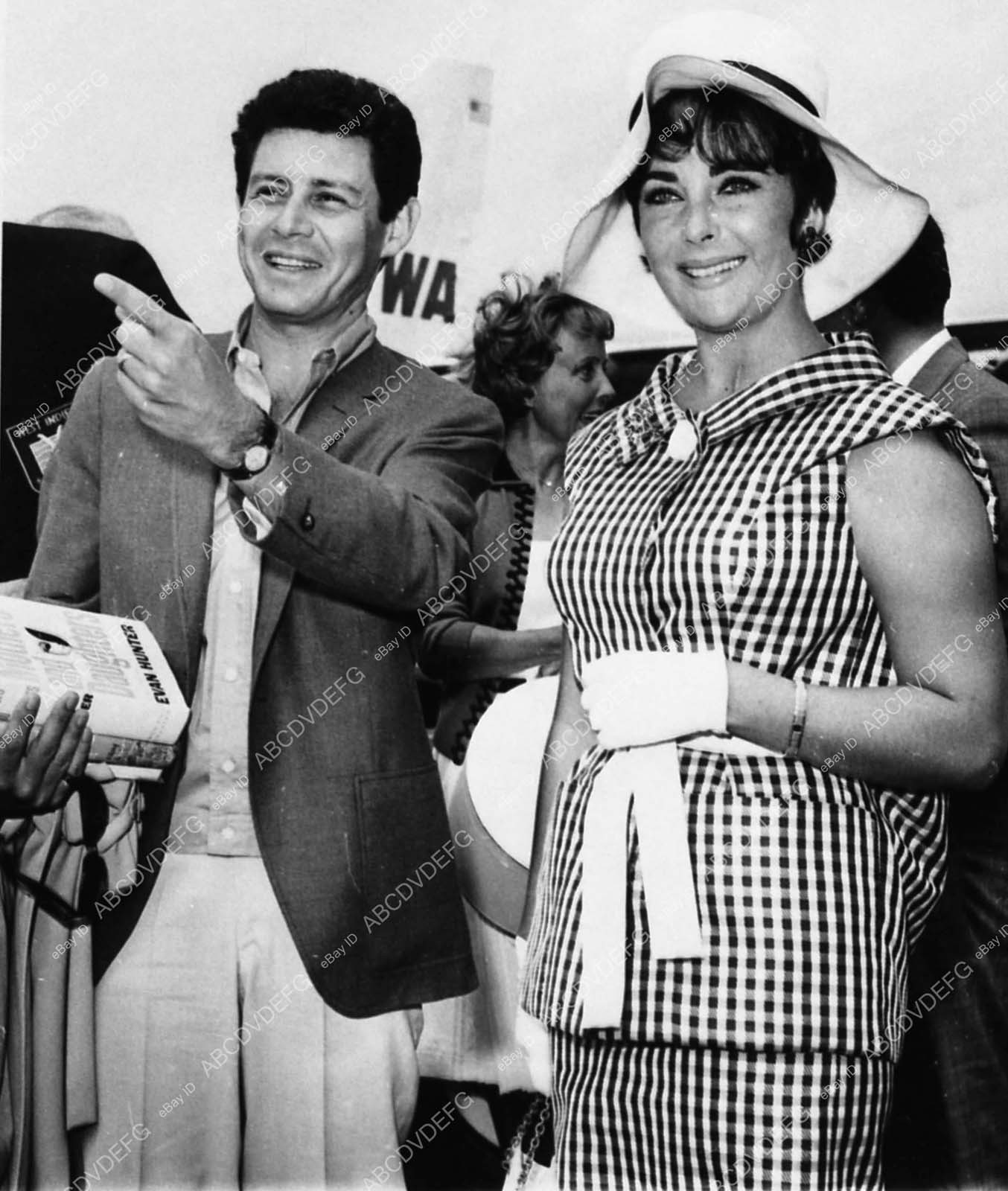 ( candid hollywood Elizabeth Taylor Eddie Fisher at the airport 1358-13 - 1358-0