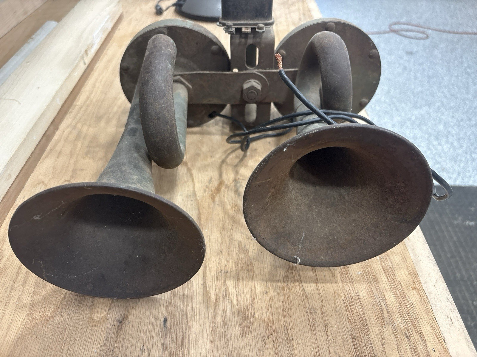Vintage 1930s Delco-Remy Dual Trumpet Horns Pair w/ Relay & Bracket GM 6V Works Vintage 1930s Delco-Remy Dual Trumpet Horns Pair w/ Relay & Bracket GM 6V Works
