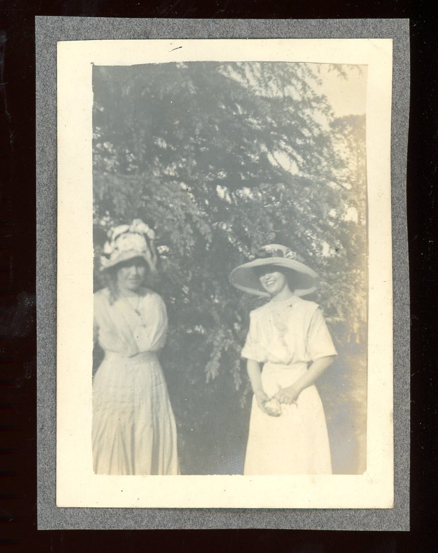 Antique Photo PRETTY EDWARDIAN WOMEN IN OVERSIZED HATS EDWARDIAN FASHION