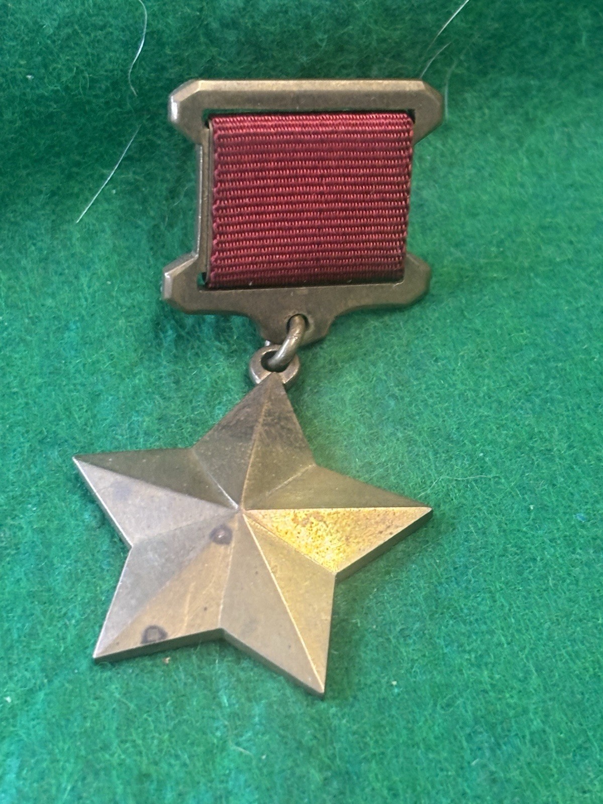 Post WWII/2 Russian Hero of the Soviet Union medal w/original screw-back device