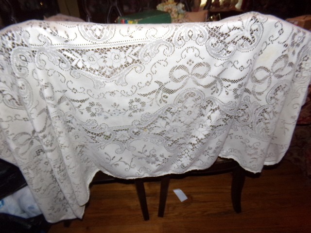 VINTAGE QUAKER LACE TABLECLOTH 58X72 FLORAL DESIGN RIBBONS FLORAL OFF WHITE