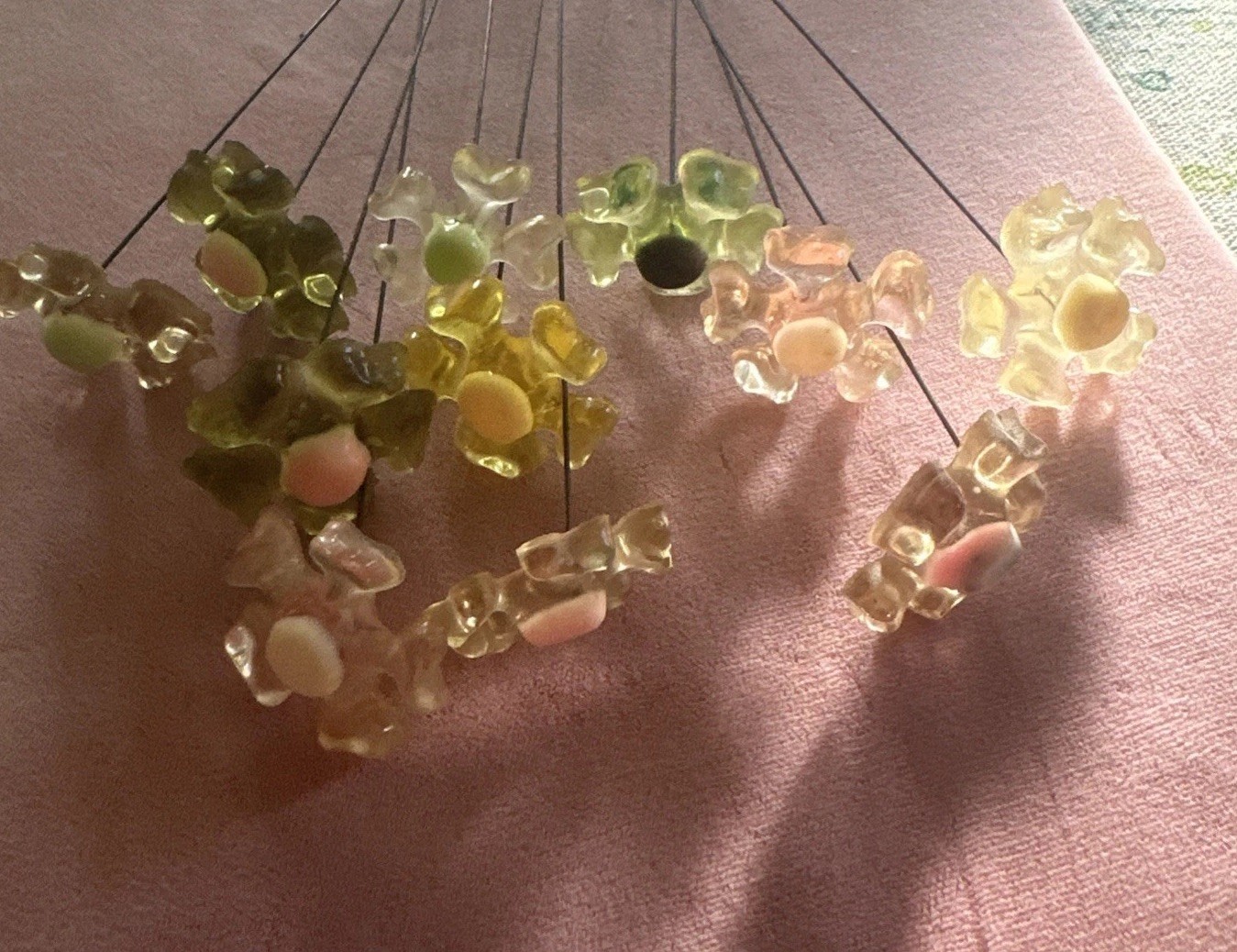 Vintage MCM Resin Lucite Flower Bouquet Acrylic 60/70s wire stem 💐 Vintage MCM Resin Lucite Flower Bouquet Acrylic 60/70s wire stem 💐