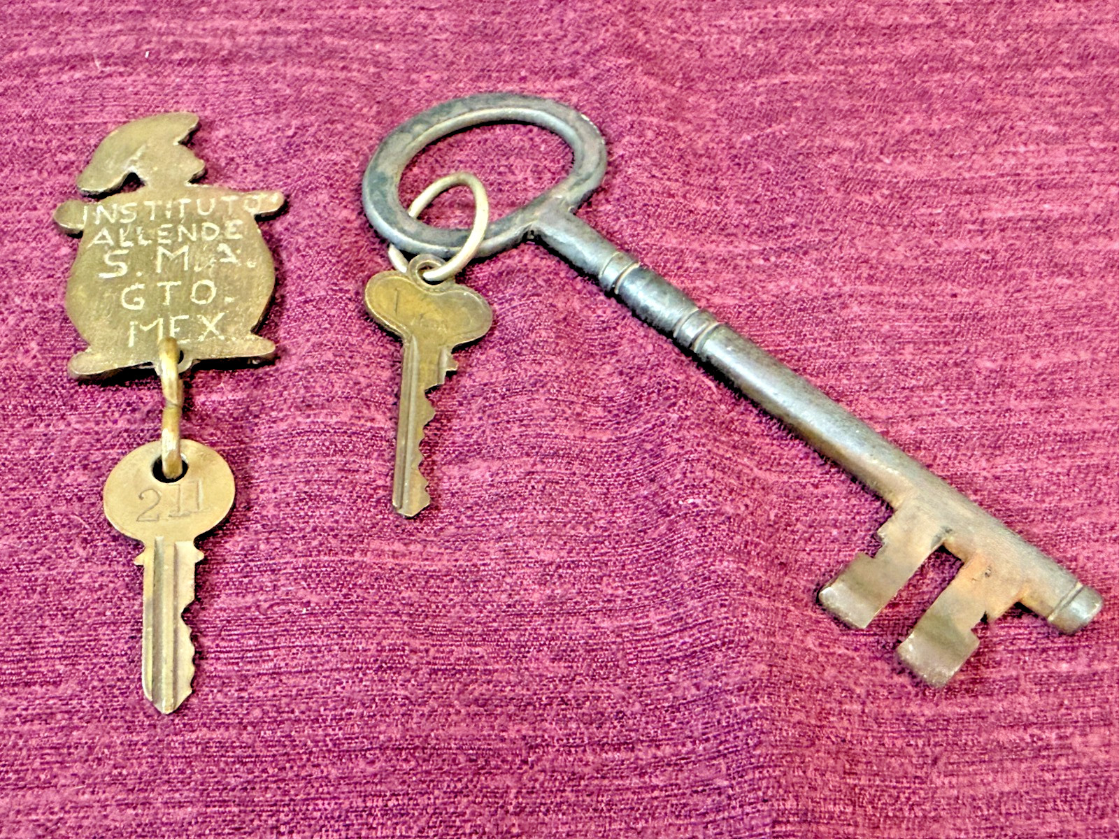 Vintage INSTITUTO ALLENDE Hotel Key/Fob SMA GTO MEXICO Skeleton Key Rare +BONUS Vintage INSTITUTO ALLENDE Hotel Key/Fob SMA GTO MEXICO Skeleton Key Rare +BONUS