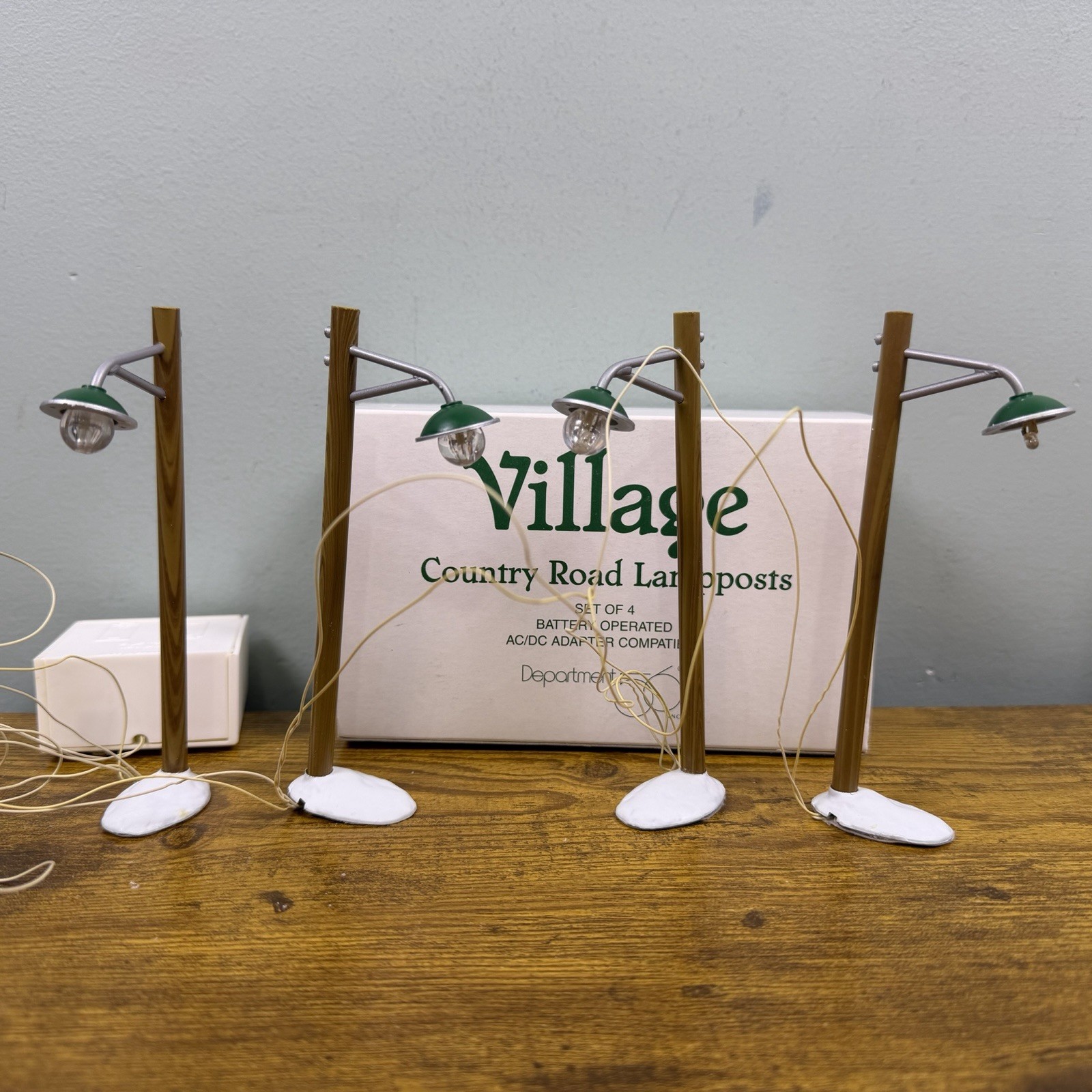 Dept 56 Snow Village Country Lampposts Set Of 4 Accessory #52663 w/ Box Tested Dept 56 Snow Village Country Lampposts Set Of 4 Accessory #52663 w/ Box Tested