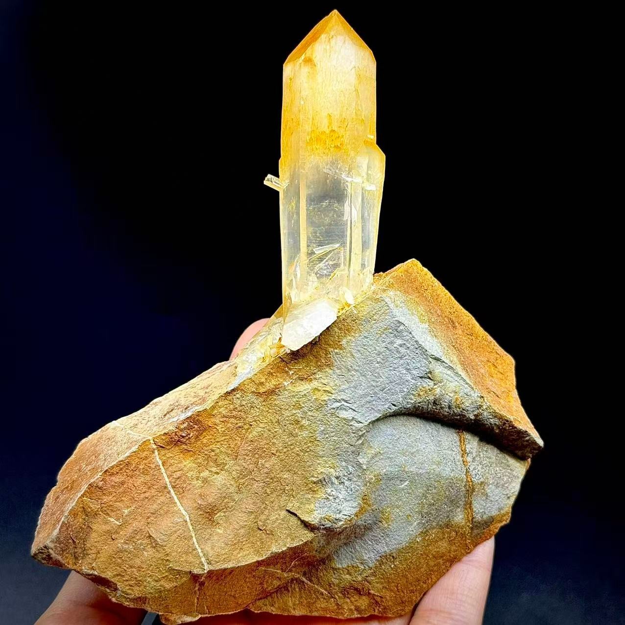 271g Natural Complete mango quartz is based on rock mineral specimen/Columbia 271g Natural Complete mango quartz is based on rock mineral specimen/Columbia