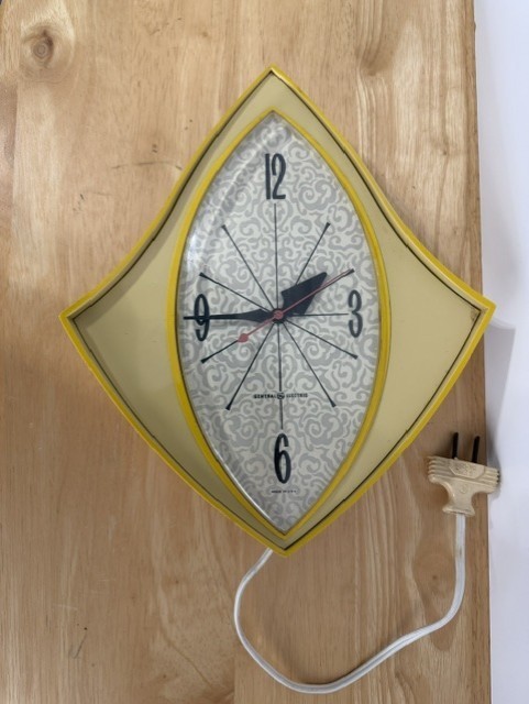 Vintage 1960s Atomic Mid Century GE Electric Wall Clock Model 2159 Made in USA Vintage 1960s Atomic Mid Century GE Electric Wall Clock Model 2159 Made in USA