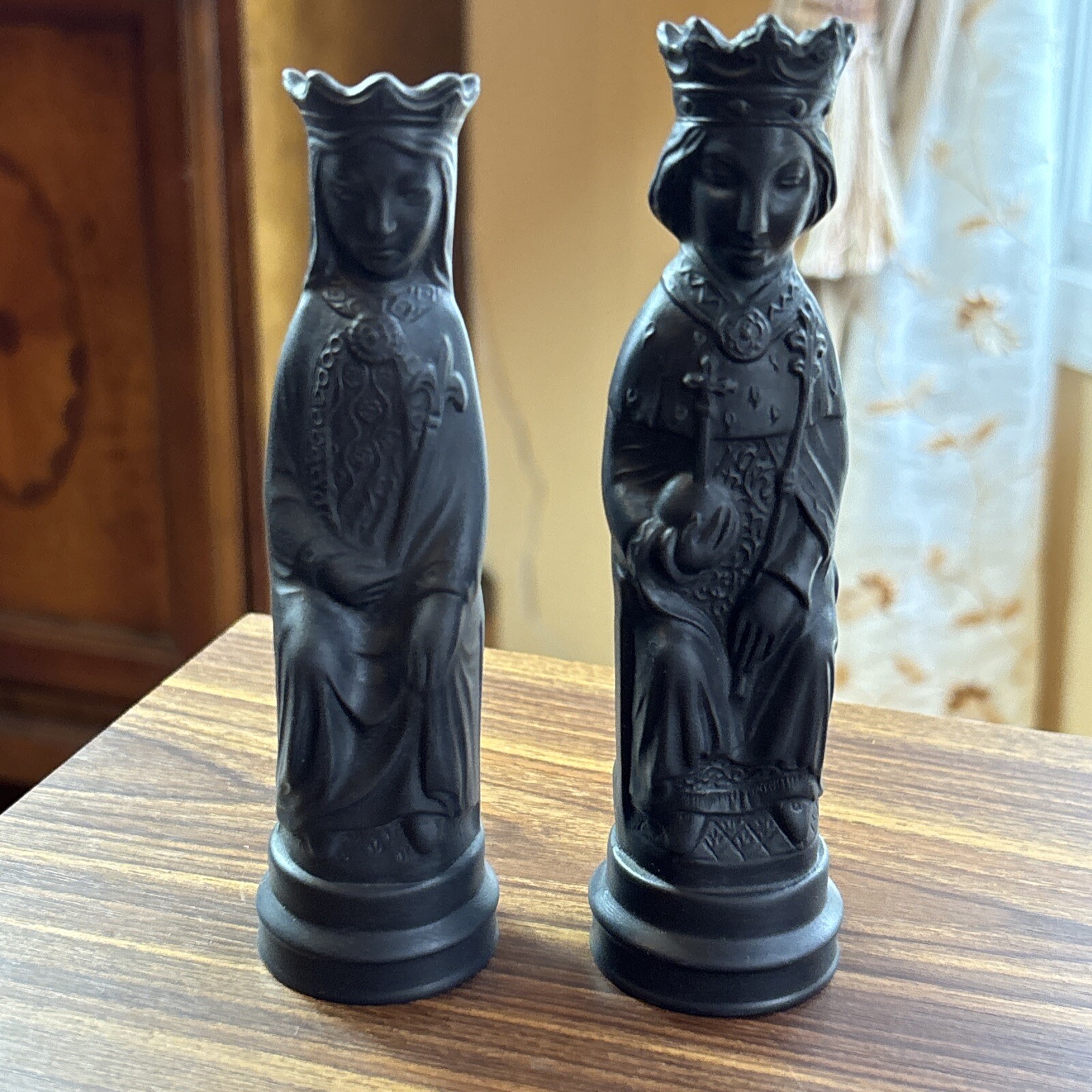 Vintage Wedgwood King & Queen Chess Pieces In Black Basalt Vintage Wedgwood King & Queen Chess Pieces In Black Basalt