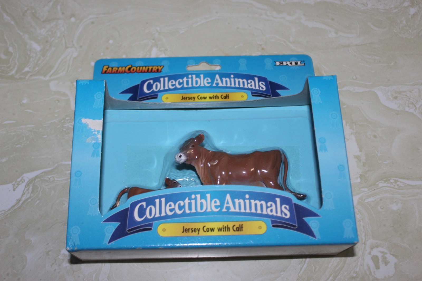 1997 ERTL FARM COUNTRY COLLECTIBLE ANIMALS JERSEY COW WITH CALF 1997 ERTL FARM COUNTRY COLLECTIBLE ANIMALS JERSEY COW WITH CALF