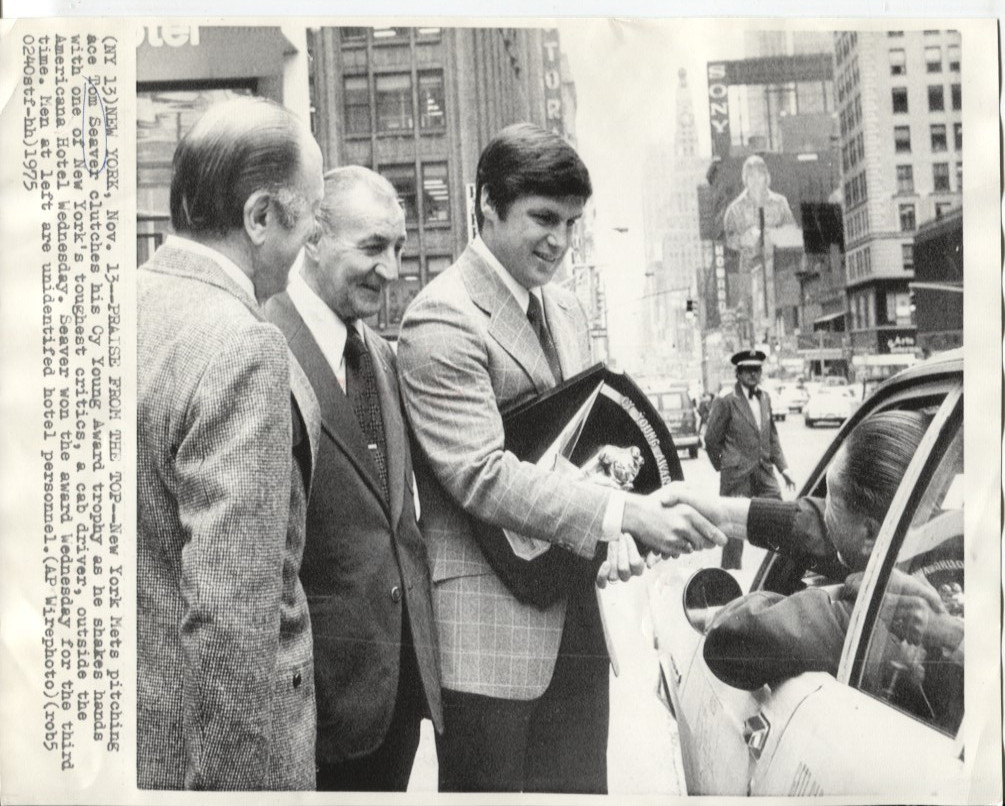 1975 Press Photo HoFer Tom Seaver w Cy Young Award Shaking New York Cabbie Hand 1975 Press Photo HoFer Tom Seaver w Cy Young Award Shaking New York Cabbie Hand