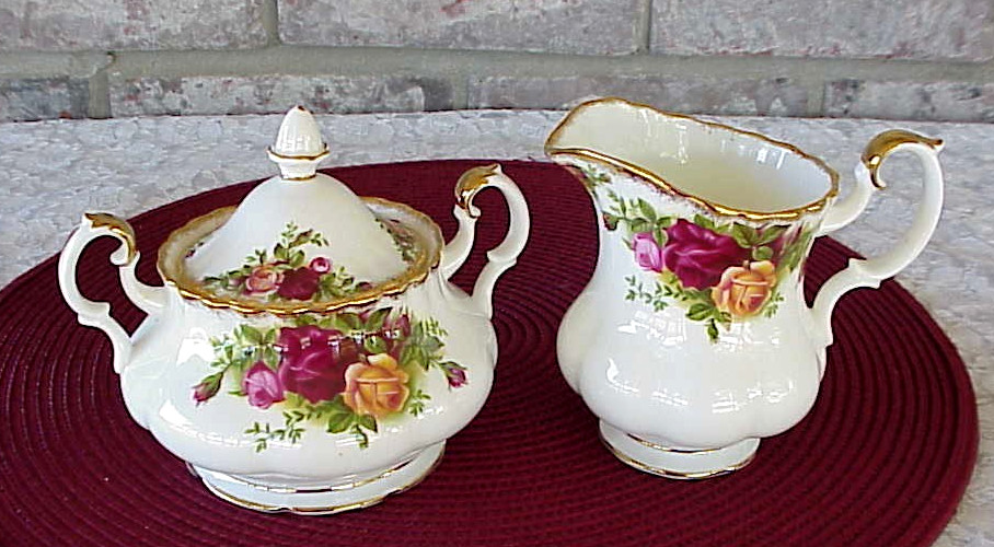 Vintage Royal Albert Old Country Roses Sugar and Creamer Set England 1962 Vintage Royal Albert Old Country Roses Sugar and Creamer Set England 1962