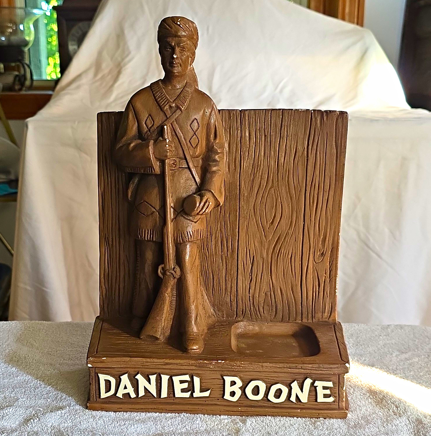 RARE VINTAGE CHALKWARE DANIEL BOONE DISTILLERY AD Display Figurine Stand Holder RARE VINTAGE CHALKWARE DANIEL BOONE DISTILLERY AD Display Figurine Stand Holder