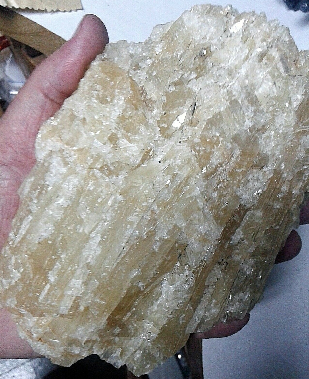 Onyx raw caramel, exotic semi-precious stone 744 grs Onyx raw caramel, exotic semi-precious stone 744 grs