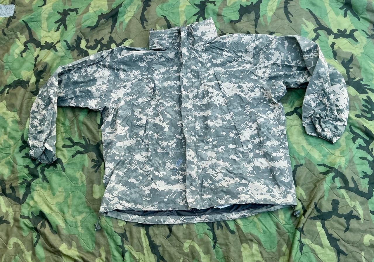 Army Surplus ACU GEN III Extreme Cold Wet Weather GoreTex Jacket MEDIUM REGULAR Army Surplus ACU GEN III Extreme Cold Wet Weather GoreTex Jacket MEDIUM REGULAR