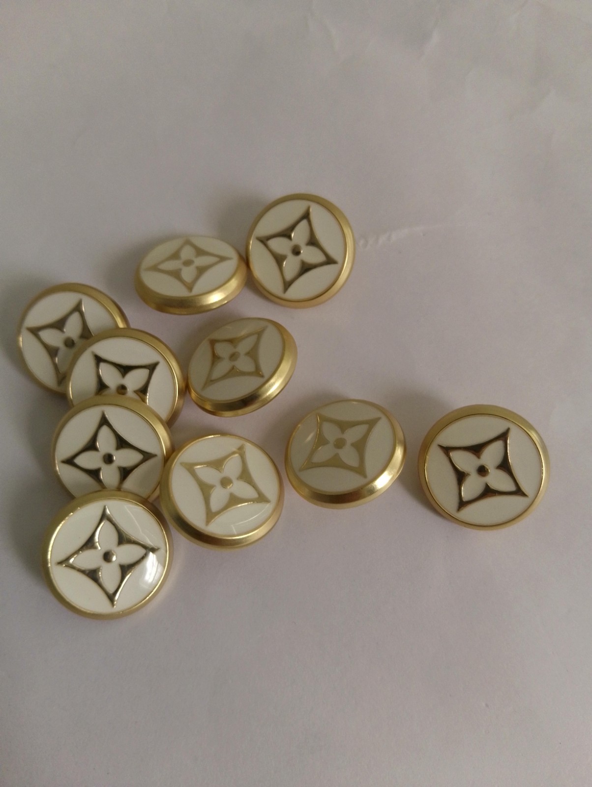10PCS LV Logo 18mm Stamped Golden Black Round Buttons 10PCS LV Logo 18mm Stamped Golden Black Round Buttons