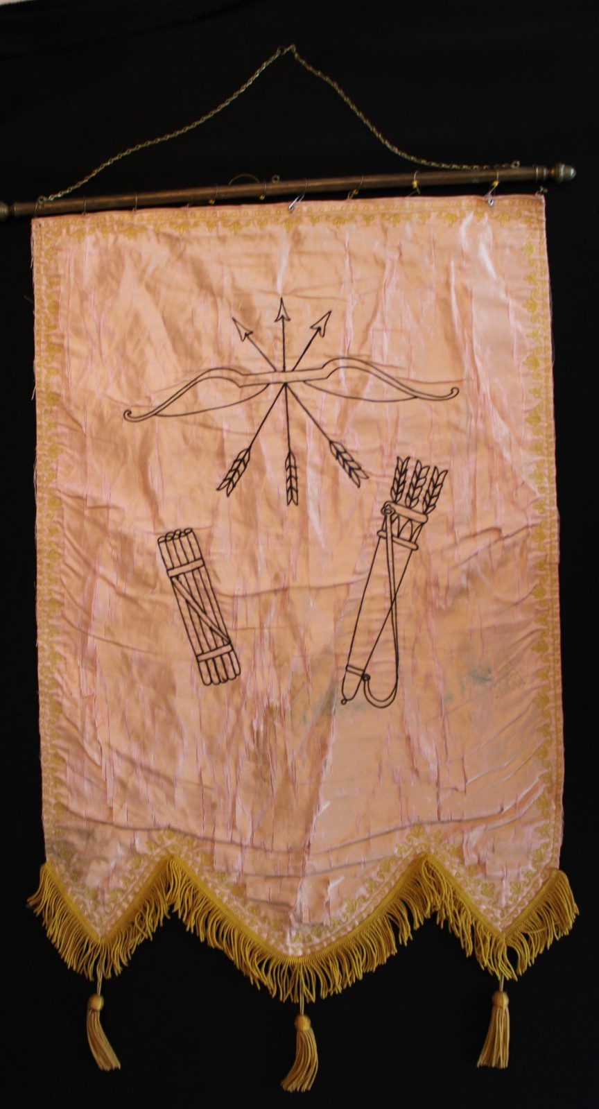 ANTIQUE ODD FELLOWS CEREMONIAL SILK BANNER w/BOW/UNITY STICKS/SHEATH w/ARROWS ANTIQUE ODD FELLOWS CEREMONIAL SILK BANNER w/BOW/UNITY STICKS/SHEATH w/ARROWS