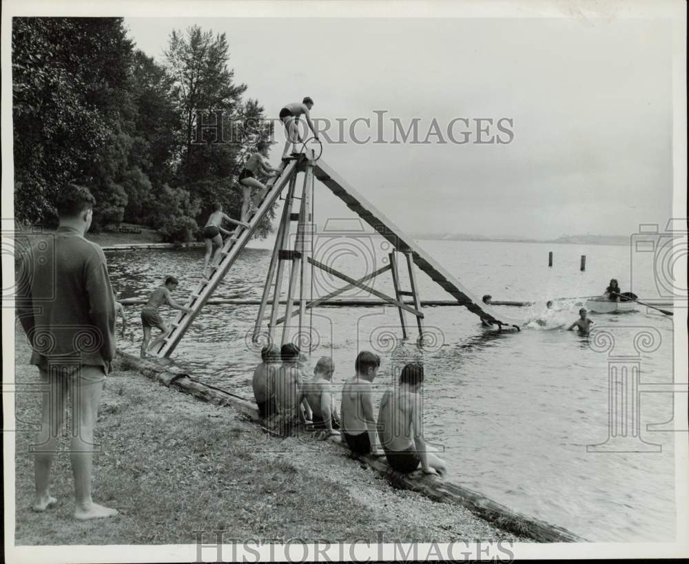 1946 Press Photo Joe Miller & Irma Moline watch boys swimming at camp