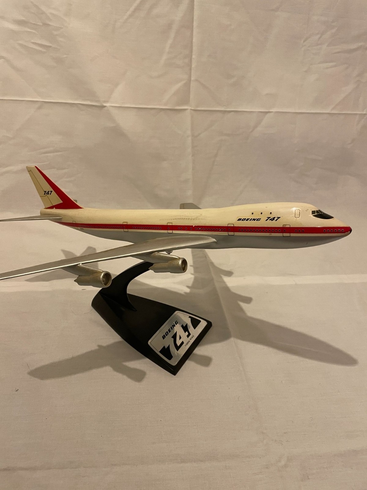 Vintage 1/200 Scale Boeing 747-100 "City of Everett" House Livery Desktop Presen