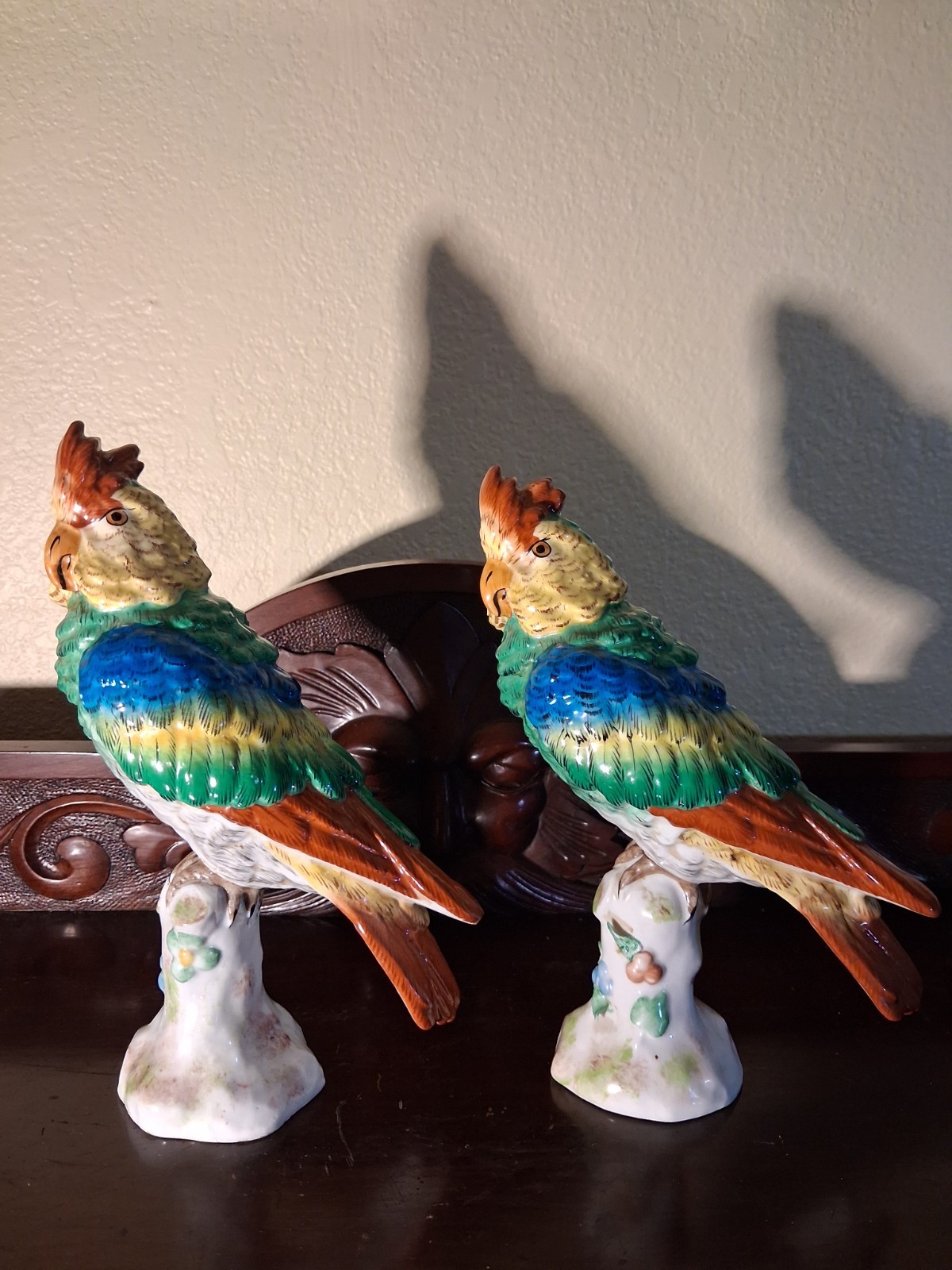 ANTIQUE PARIS DE PORCELAINE FRANCE PAIR COLORFUL PARROTS FIGURINES RARE FIND 8"