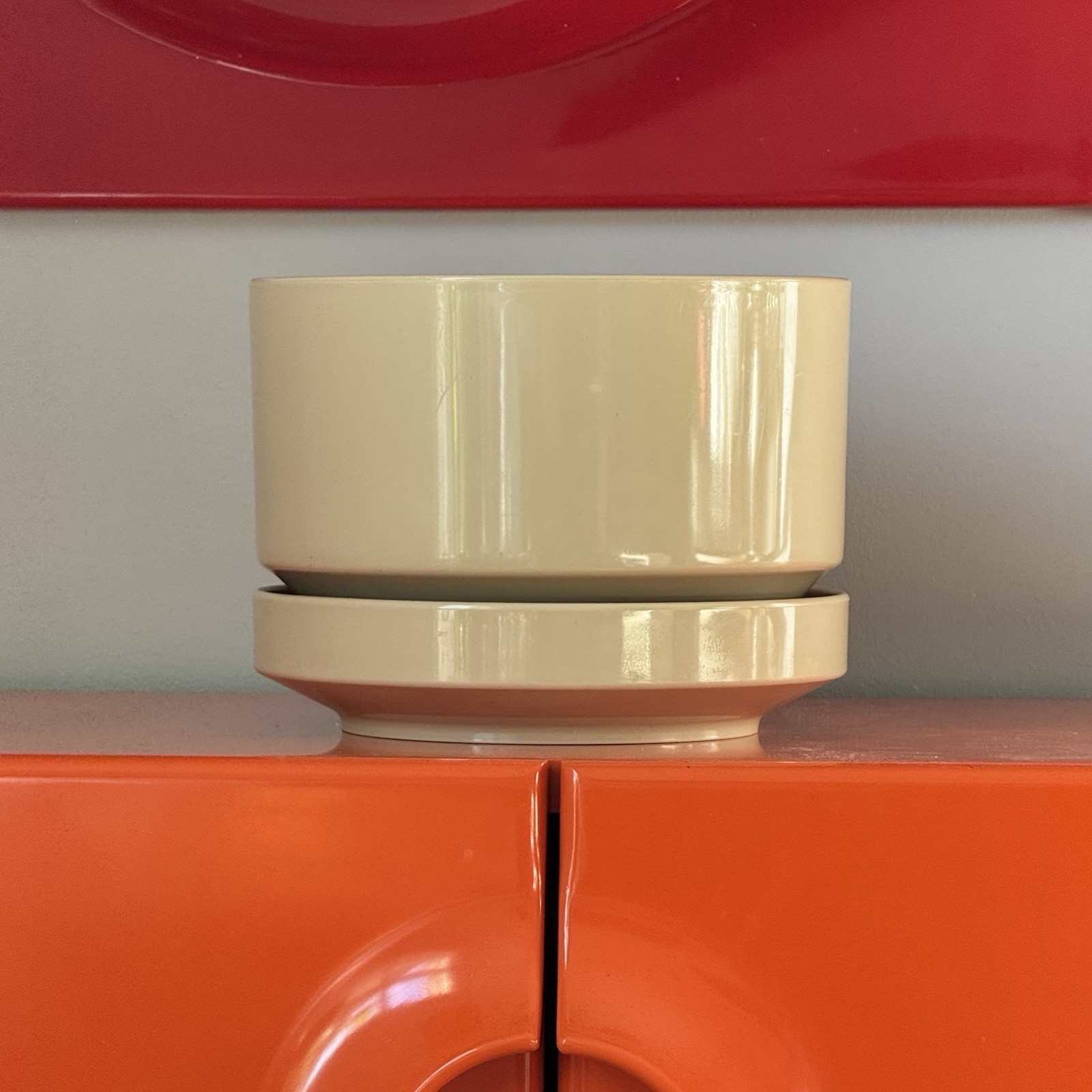 Space age vintage tan 1970s plastic planter