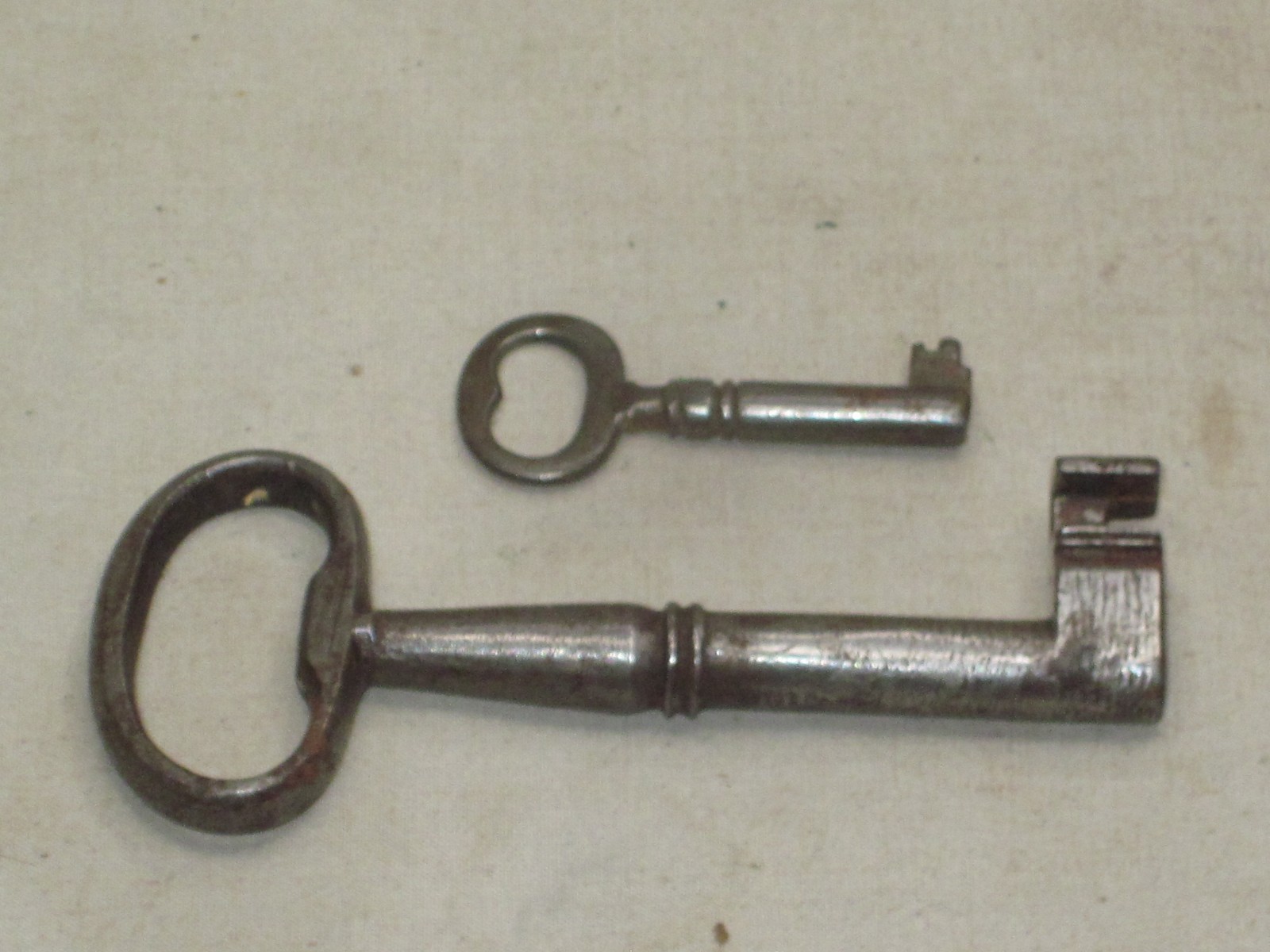 2 antique skeleton keys round hollow large barrel & small key