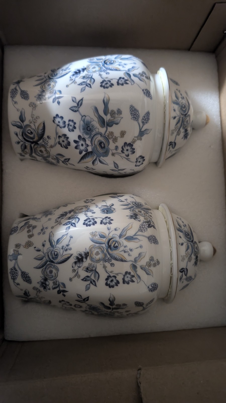 A Pair Of Beautiful Ginger Jars W/Lids White With Light Blue Floral Pattern NEW A Pair Of Beautiful Ginger Jars W/Lids White With Light Blue Floral Pattern NEW