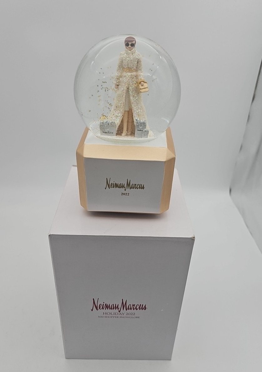 New Neiman Marcus 2022 Holiday shopper Fashion lady woman snow globe NIB