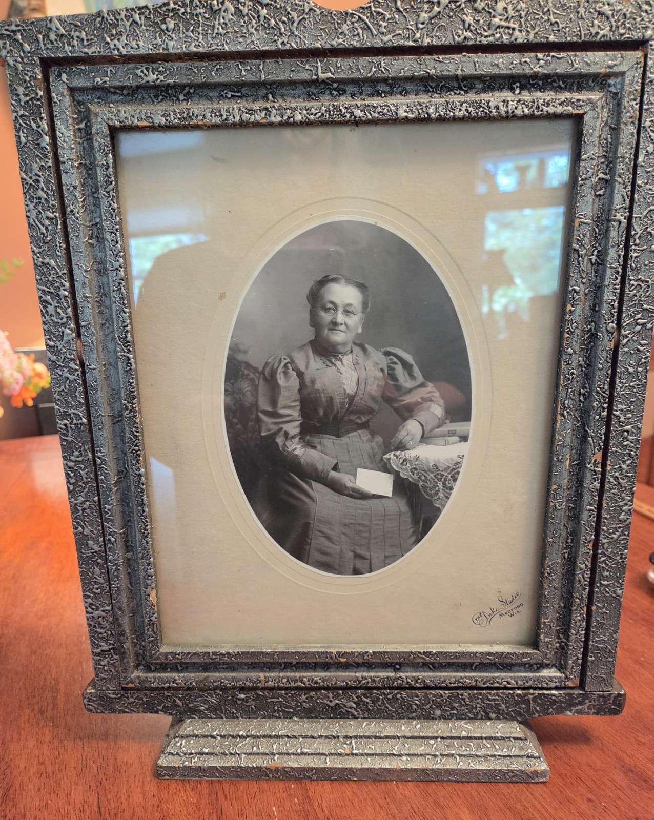 Antique Victorian Elderly Lady Photograph In Standing Swinging Frame 14 X 8 Antique Victorian Elderly Lady Photograph In Standing Swinging Frame 14 X 8