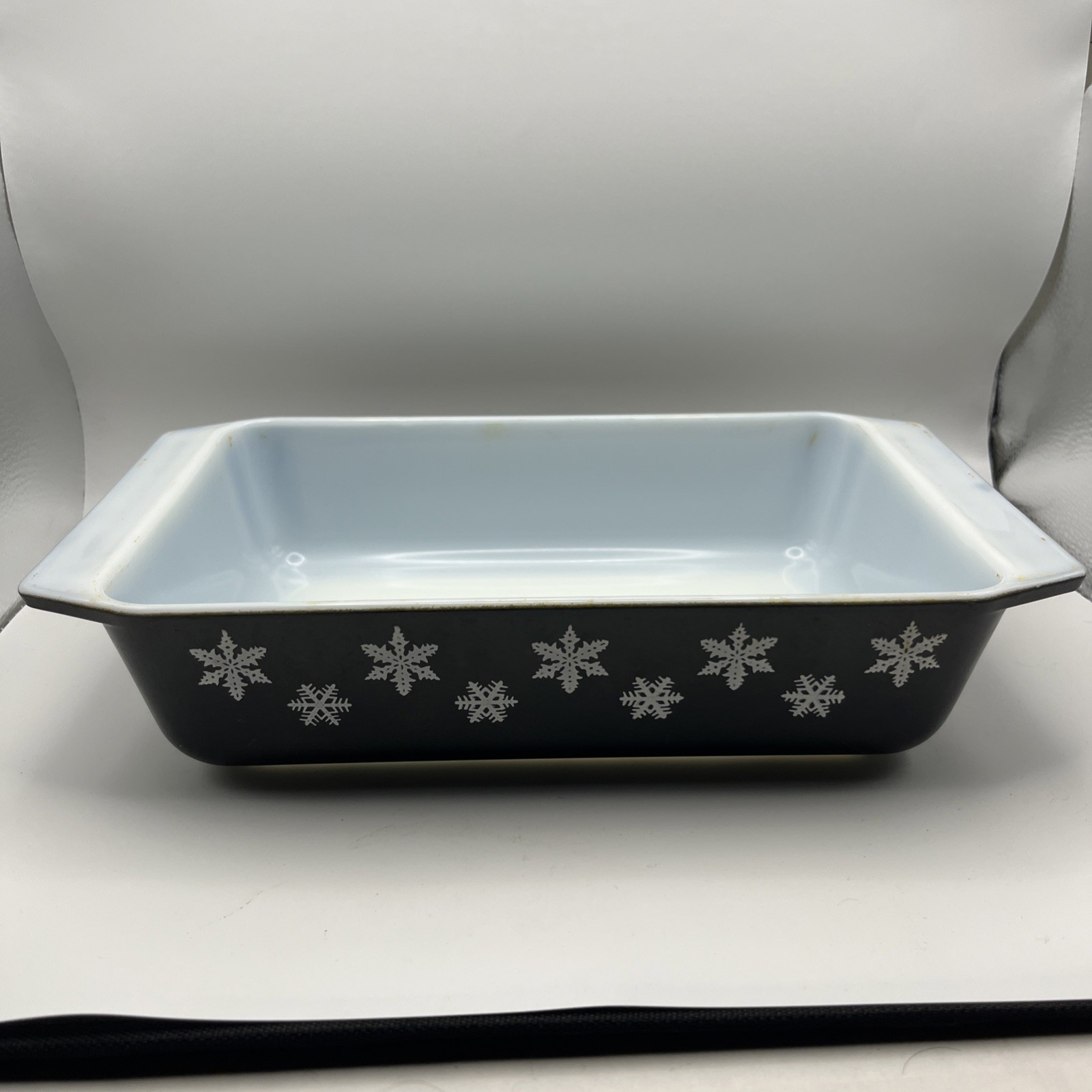 Vintage Pyrex Casserole Dish Black Snowflake Pattern 2 Qt. Dish 575-B