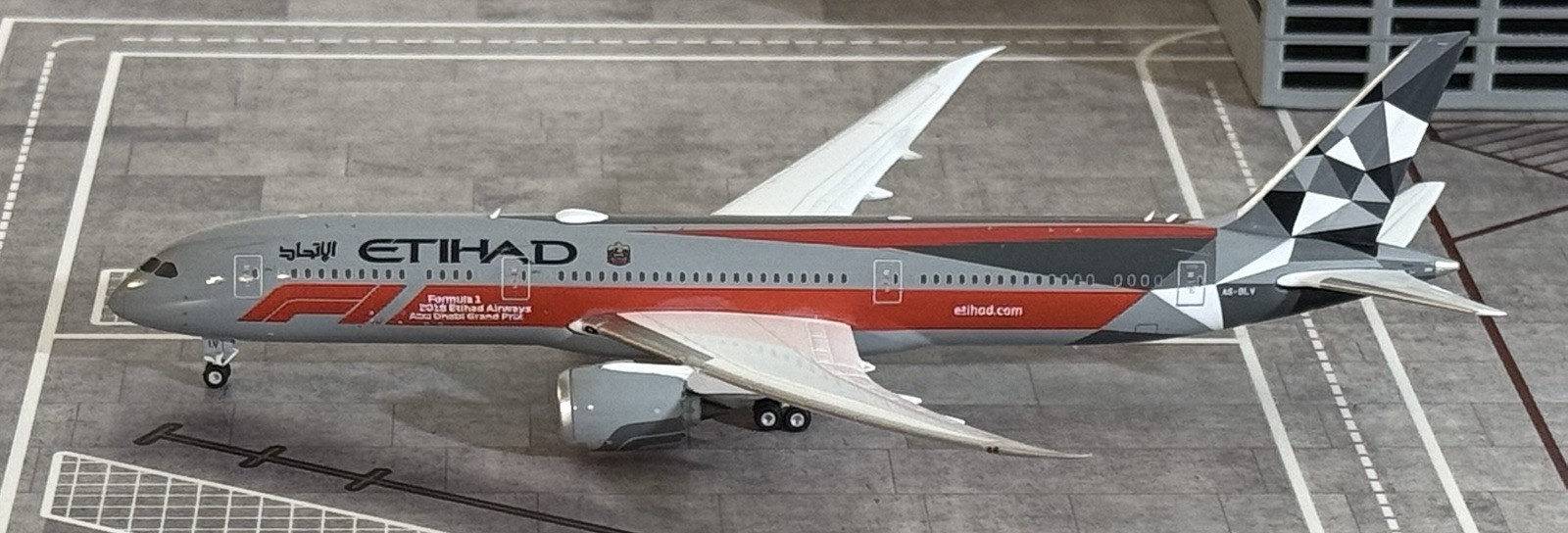 ****** Phoenix Models ETIHAD AIRWAYS 787-9 Dreamliner Formula 1 color A6-BLV