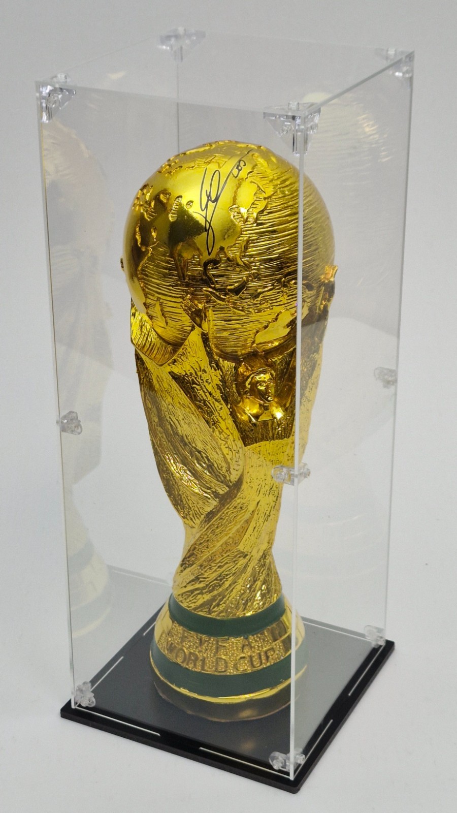Lionel Messi FIFA World Cup hand signed W/COA + acrylic cube Lionel Messi FIFA World Cup hand signed W/COA + acrylic cube