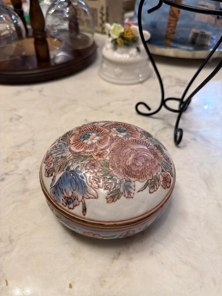 Vintage Hand-Painted Floral Porcelain Trinket Box Vintage Hand-Painted Floral Porcelain Trinket Box